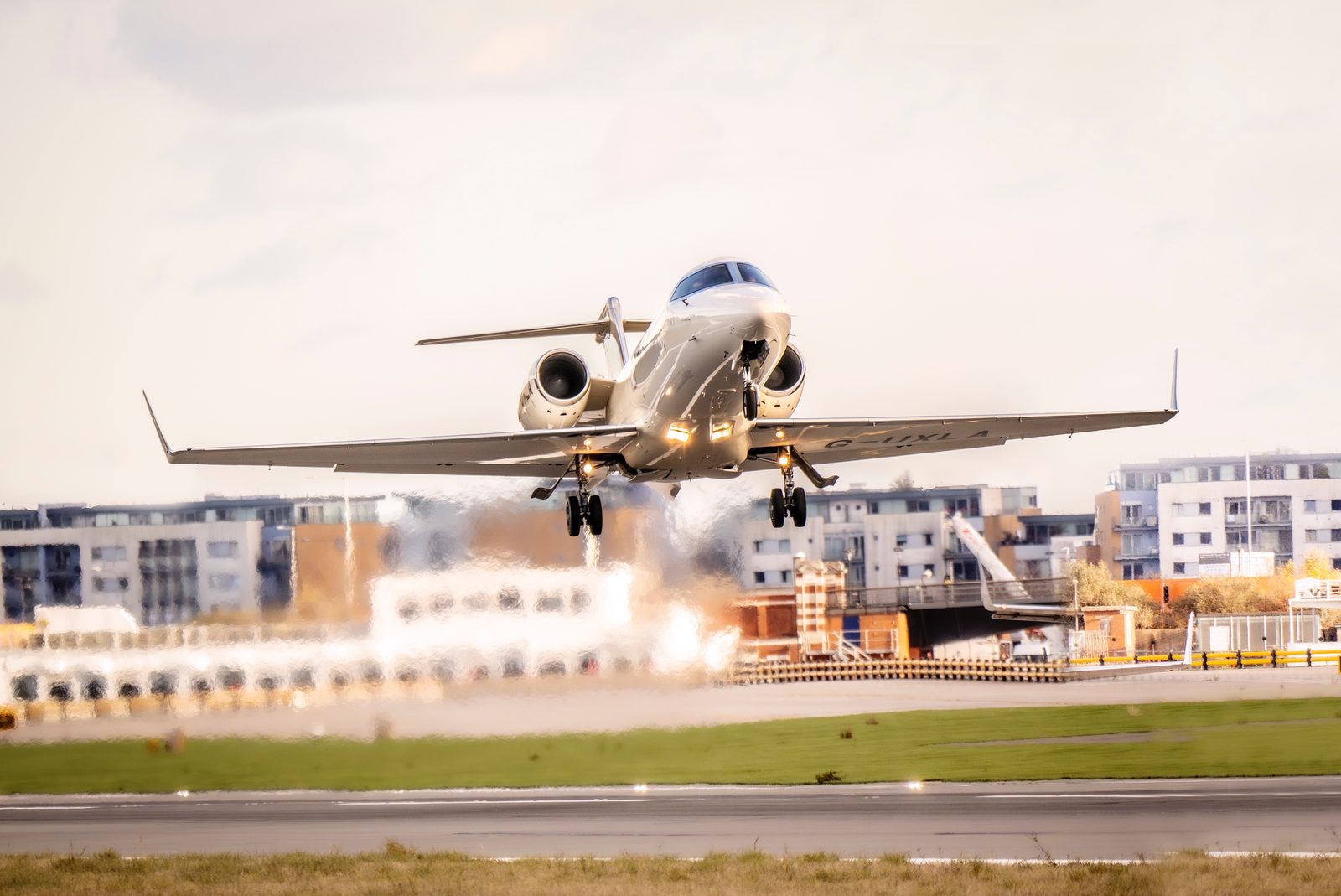 Learjet 40 landing