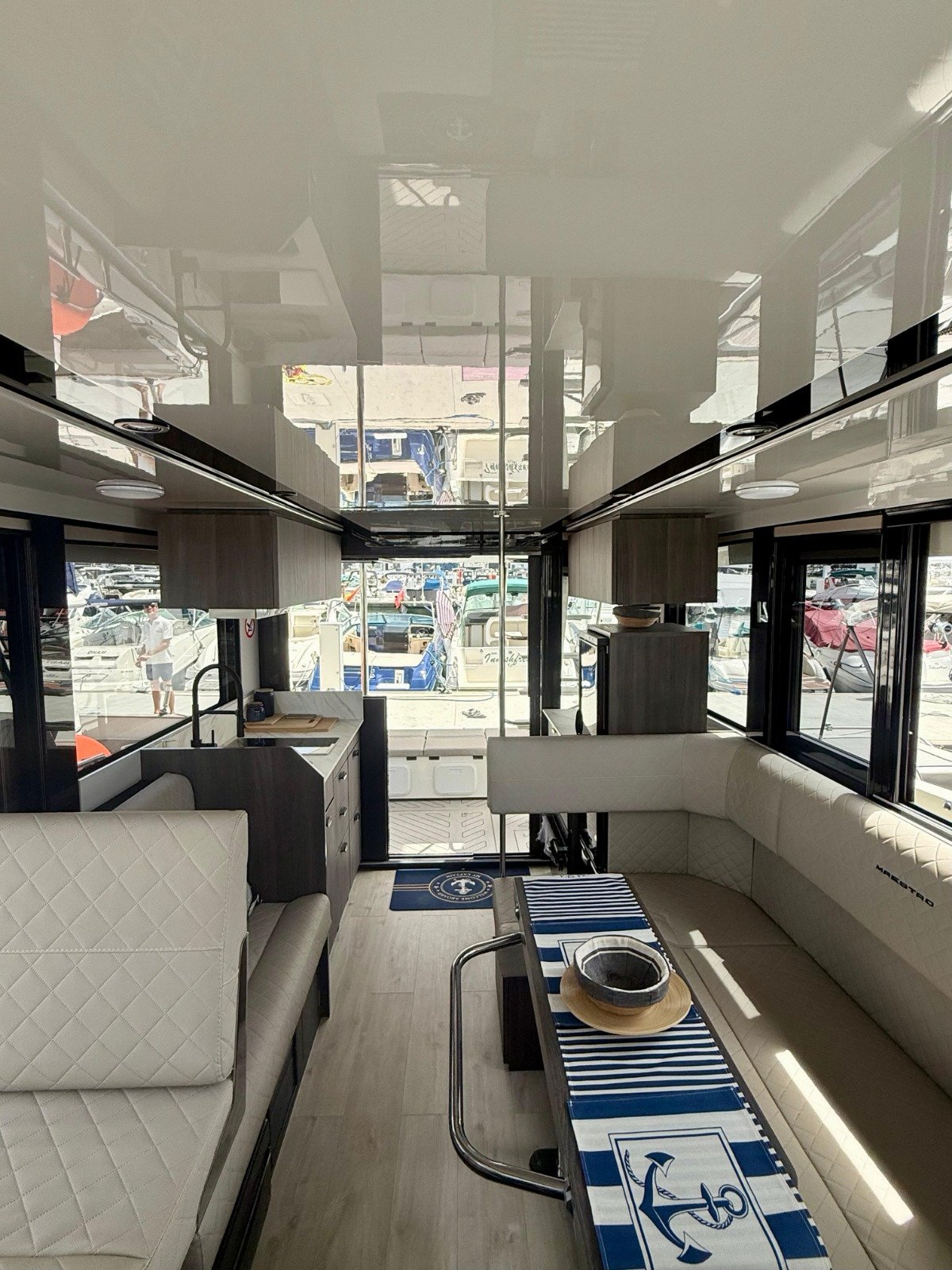 Maestro saloon
